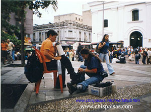Mujer lustrabotas, hitorias de Medellin, como es medell�n, por dentro, trabajadores informales, fotos,fotografias, imagen imagenes, dibujos, vistas, prestamistas, parque Berr�o, gaminnes, comercio informal