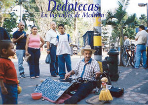 Musico a dedo, acetato sonoro, cono de papel, mu�equita bailarina. regoger monedadas, curiosos, transeuntes ocacionales, como es medell�n, por dentro, trabajadores informales, fotos,
fotografias, imagen, imagenes, dibujos, vistas, prestamistas, parque Berr�o, gaminnes, comercio informal